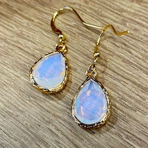 💜Milky Opal drop earrings